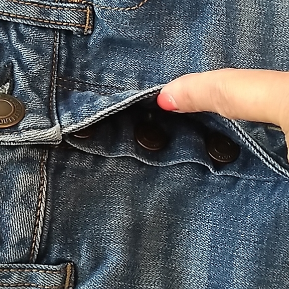 American Eagle Distressed Cropped Stretch Jeans. Size 4 - Picture 5 of 13